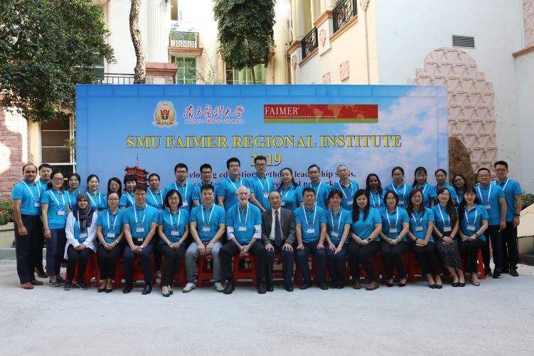 2 2019级参加项目培训师生合影 2 2019级参加项目培训师生合影